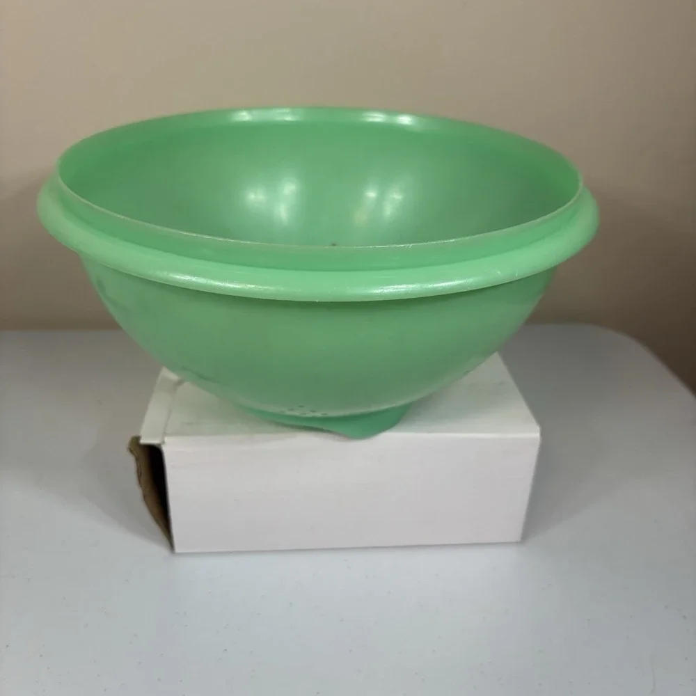 Tupperware Colander Food Strainer Bowl Jadeite Green 339-3Footed. Vintage Faded